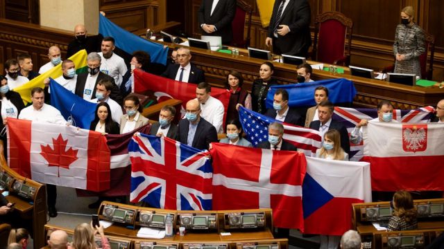 Ukrayna milletvekilleri destek veren ülkelerin bayraklarını açtı