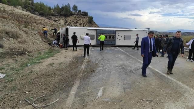 Mersin'de yolcu otobüsü devrildi: 18 yaralı