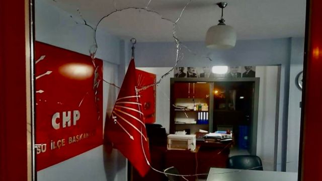 CHP ilçe binasına saldırı