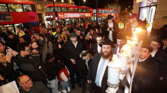 İngiltere’de Yahudiler ayağa kalktı
